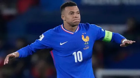 官方披露：梅西与苏亚雷斯因触及对方颈部被罚款38527元，热议不断